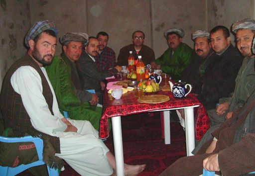 Des amis ouzbeks avec le Dr. YILMAZ au nord de l’Afghanistan. Faire de la recherche sans amis sur place 
		dans un pays en guerre est mission impossible.